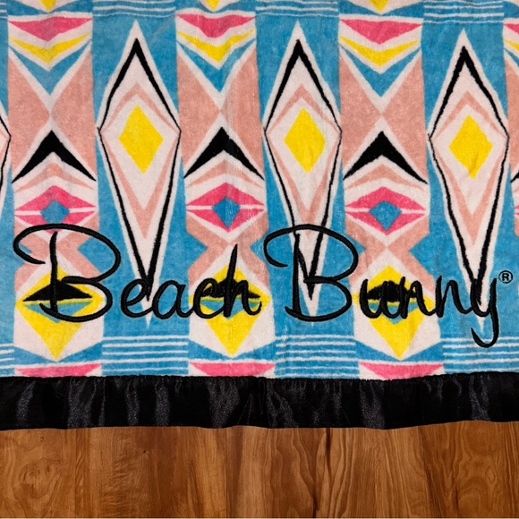 Beach Bunny Swimwear Aztec Print Oversized Towel - Picture 3 of 3